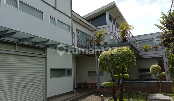 Rumah Besar ada Kolam Renang di Parigi