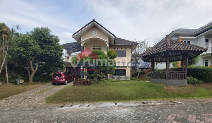 Rumah 2 Lantai Bagus Sekali Semi Furnished di Villa Kusuma Estate, Malang