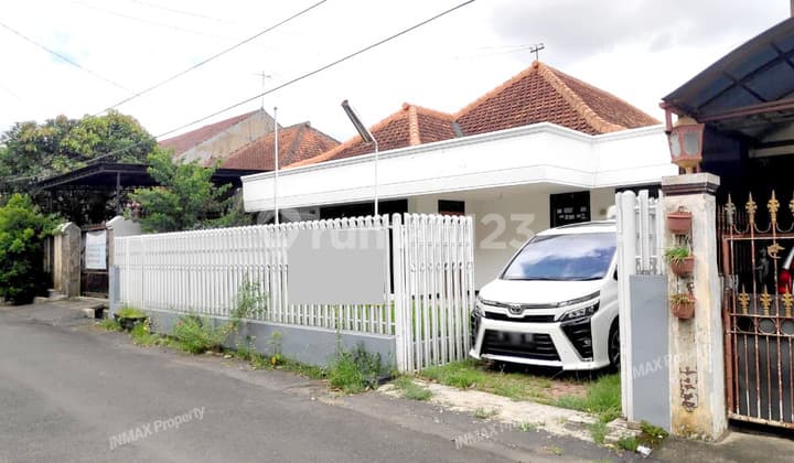 RUMAH NYAMAN FURNISHED SUDAH RENOVASI DI BUNGA -BUNGA LOWOKWARU MALANG