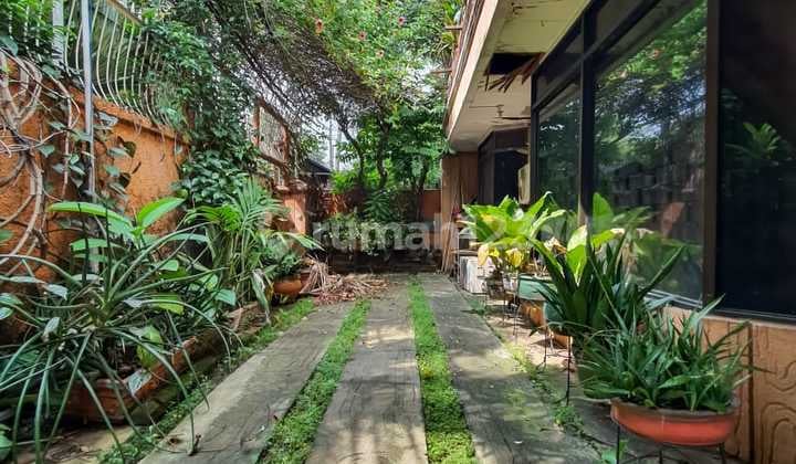 Rumah lingkungan asri dan teduh depan taman