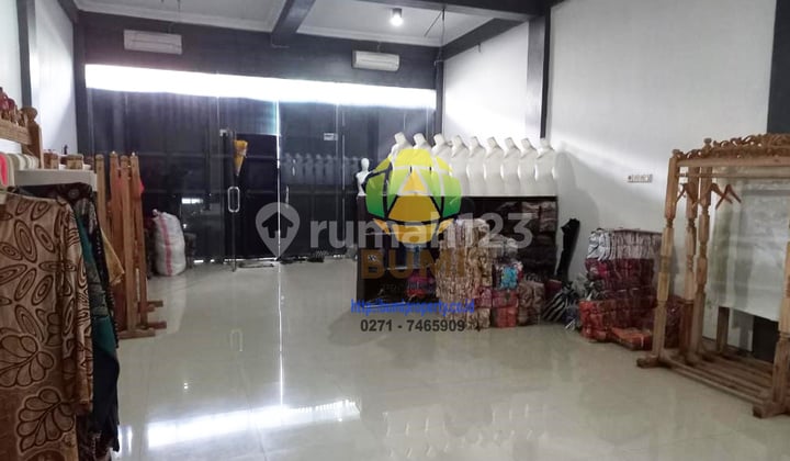 3-Story House in Pasar Kliwon Suitable for Business and Residence