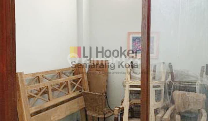 Spacious House on Puri Anjasmoro Boulevard