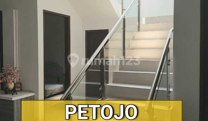 RUMAH PETOJO, BAGUS DAN SIAP PAKAI, LOKASI SANGAT STRATEGIS DI PUSAT KOTA