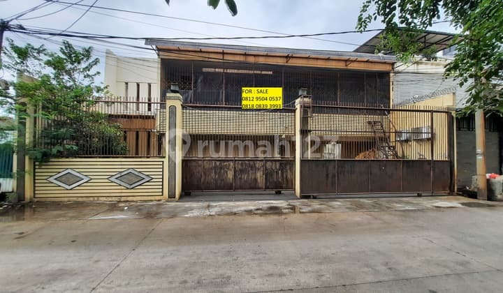 Large house suitable for boarding in a strategic location.