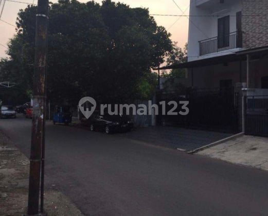 Rumah Siap Huni Lebar Jalan 2 Mobil Lebar di Tebet Timur.. Hub: 0813xxxxxxxx