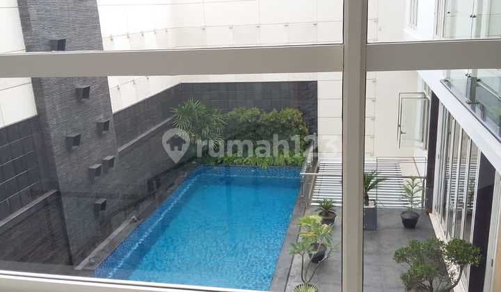 Rumah Mewah dengan Kolam Renang Dekat ke Sekolah Dian Harapan & Trans