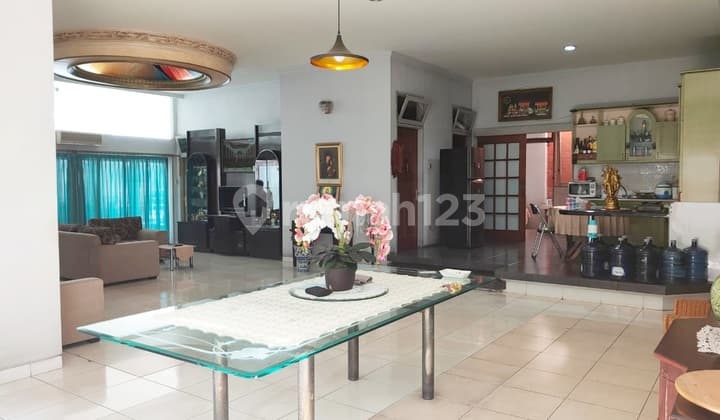 Rumah Bagus Full Furnish di Kemanggisan, Jakarta Barat, Nego