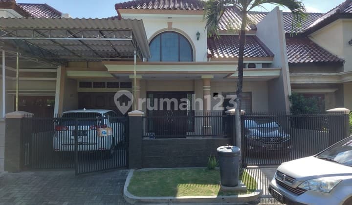 Rumah nyaman depan taman, parkir luas