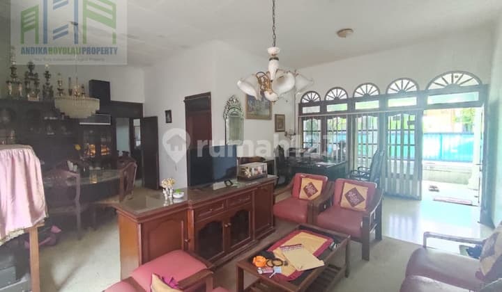 Rumah nyaman di perkotaan solo baru