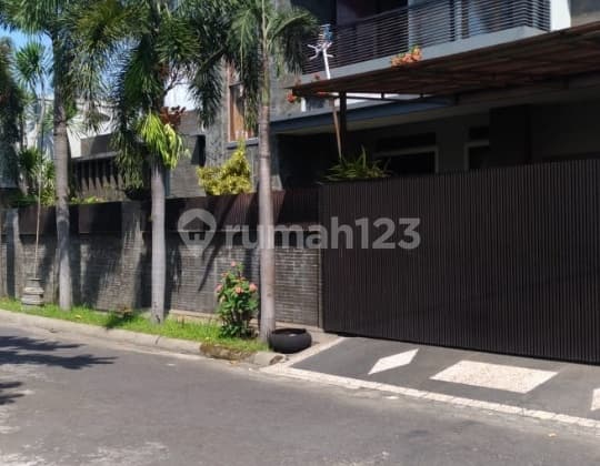 Rumah Bagus lingkungan elite ada kolam renang di Solo