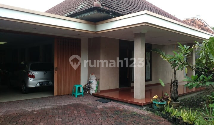 Rumah bagus pinggir jalan utama, Solo