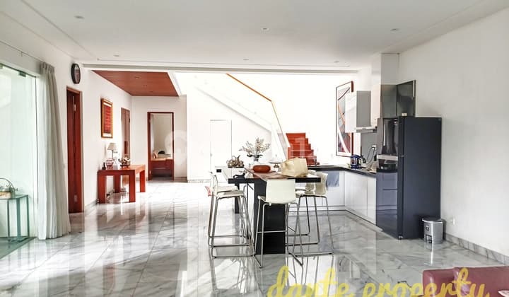 Rumah Cantik Dalam Komplek Nyaman Luas Tanah 440m