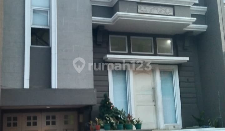 Di jual rumah 2 lantai, lokasi sudah ramai di Gading Serpong