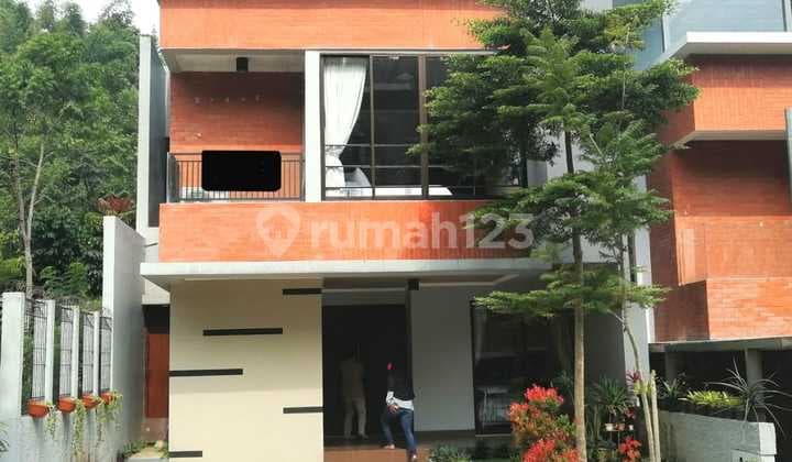 For Rent Luxury Villa fully furnished in Dago Atas