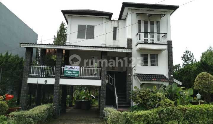 Dijual Villa 2.5 lantai di Istana Bunga Parongpong Lembang