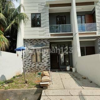 Rumah baru minimalist 5.5x20 di Taman cosmos kedoya utara