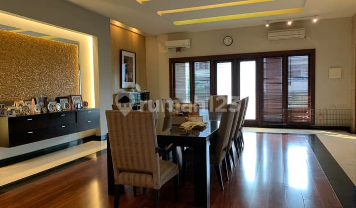 Rumah Mewah 3 Lantai, Semi Furnished, Jalan Depan Lega, Lokasi Bebas Banjir, Dan Berada Di Komplek Perumahan Elite