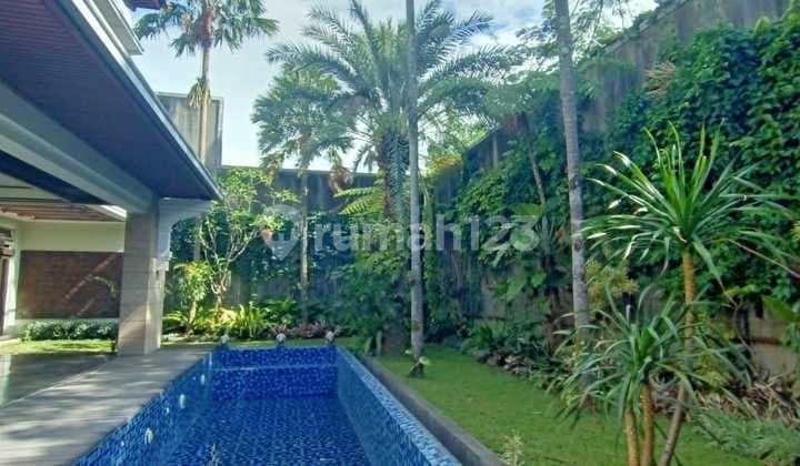 Rumah mewah di sayap Dago dekat UNPAD