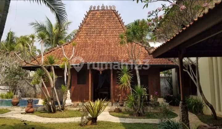 A 2-story Balinese style house in Northbridge Golf, with an area of 1568m².