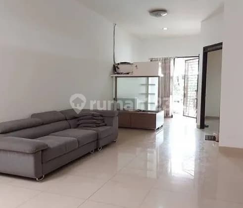 *Di sewakan rumah di Singgasana Pradana*