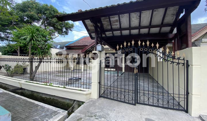 rumah ketintang surabaya. siap huni. dekat polda. dekat sekolah AlHikmah. bisa untuk kantor atau rumah tinggal.