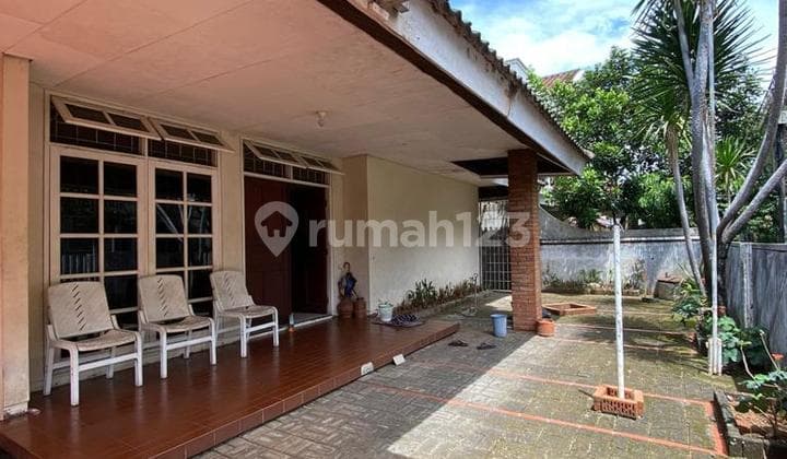 Rumah Siap Huni dengan halaman luas lokasi di Lebak Bulus