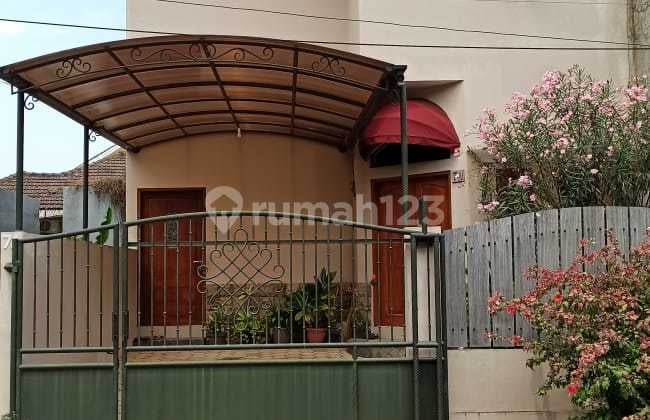 Rumah cantik mexican style dalam komplek di Cinere