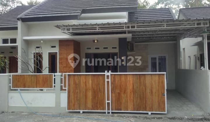 Rumah pinggir jalan dekat stasiun