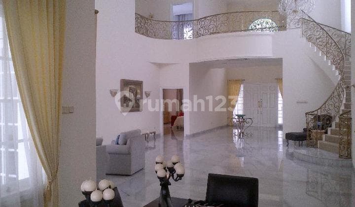 Nice Formal Garden House in Strategic Area Prapanca