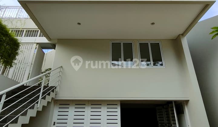Disewakan Rumah Bagus Bangunan 3 Lantai dengan Private Pool dan Rooftop Senopati Area