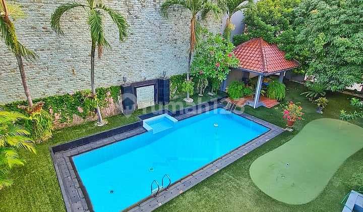 Luxurious and lush 610m house with S.Pool mini golf in Lebak Bulus