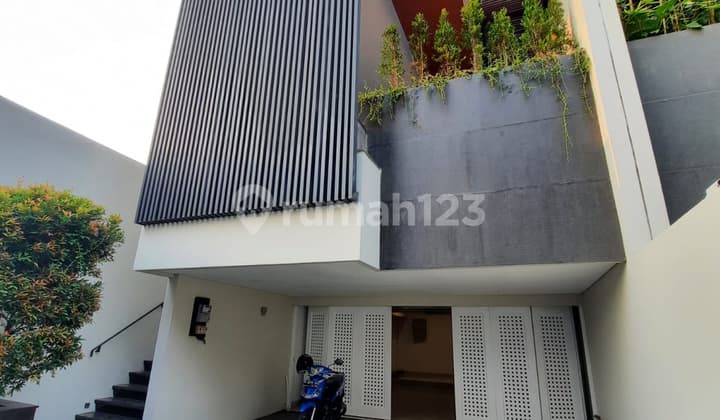 Rumah Minimalis dengan Privat Pool Dekat Cipete Raya Jakarta