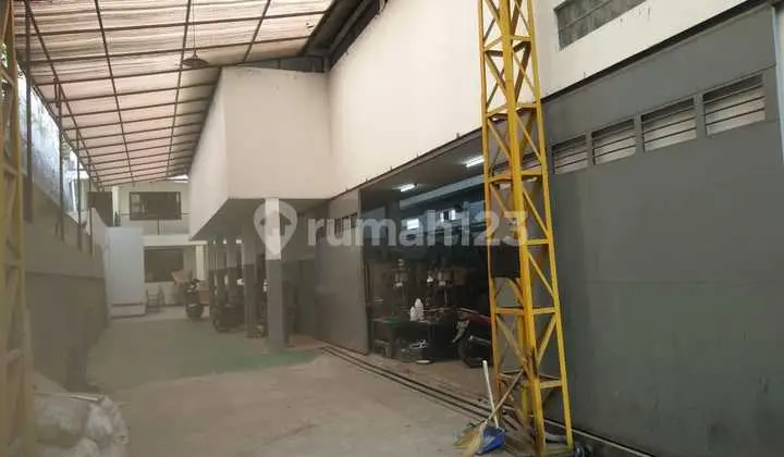 Bangunan semi gudang