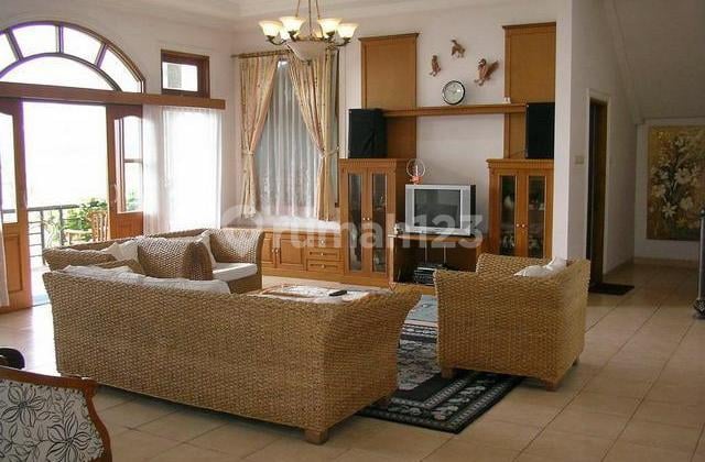 13 Juta Hari, Villa Istana Bunga, Lembang