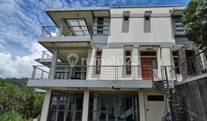 Rumah Resort Dago Pakar View Lembah dan Bukit, Rumah desain Villa