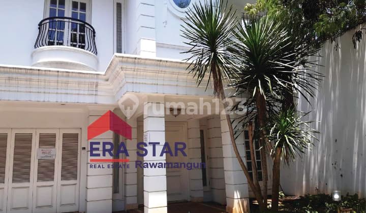 Rumah Mewah 2 lantai, sudut, bergaya Klasik Moderen di Lebak Bulus, Jaksel