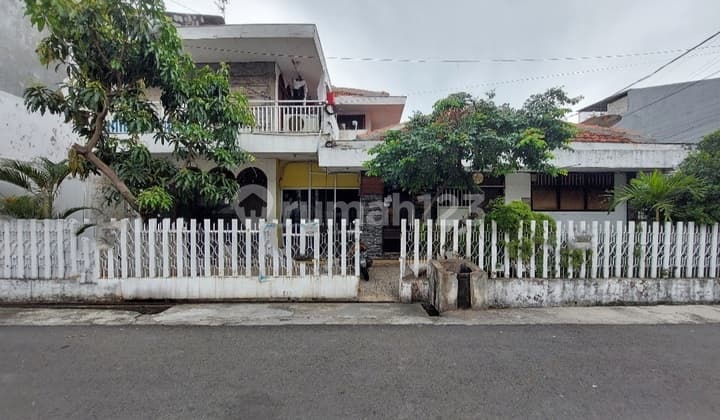 Rumah bangunan lama terawat