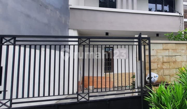 Rumah 2 Lantai Bagus Unfurnished Sertifikat Hak Milik di Babatan Pratama, Surabaya