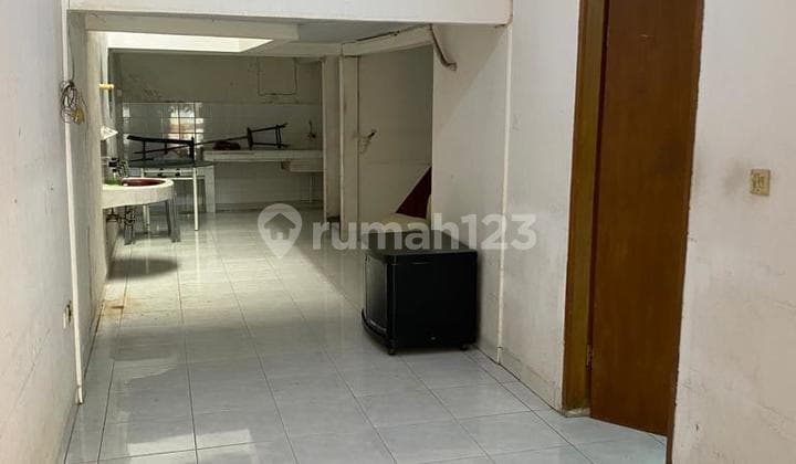 Rumah minimalis di Tomang daerah trategis