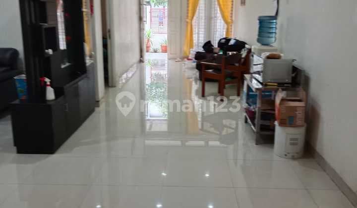 Selling cheap house bustling strategic suitable spacious location dead end area Batununggal.