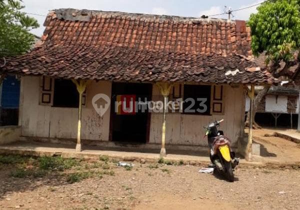 Rumah lama di daerah Karanganyar Gunung