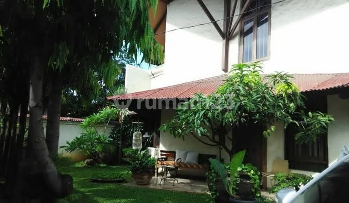 Rumah 3 Plus 1 Kamar dengan Halaman Luas di Rempoa, Jakarta Selatan