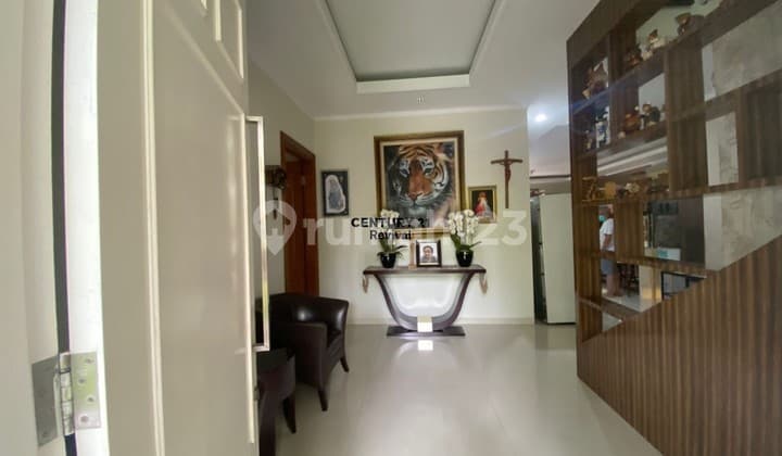 Dijual Rumah Mewah Dilingkungan yang Asri dekat Taman Pencahayaan Baik