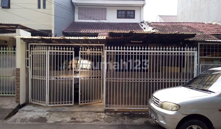 Dijual Rumah SHM 2.5 Lantai di Perumahan Taman Aries