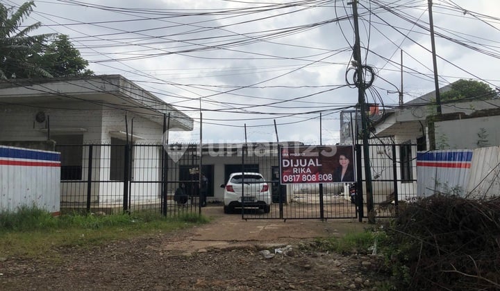 Land by the roadside on DI Panjaitan, East Jakarta