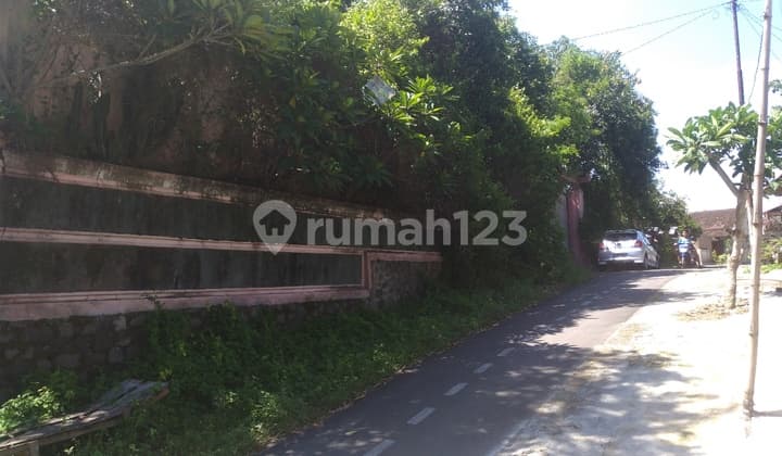 Tanah sudah ada tembok keliling, cocok buat gudang..