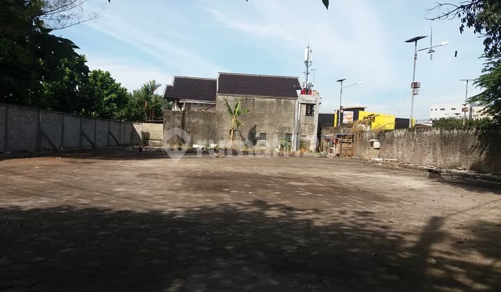 Land on Soekarno Hatta main road