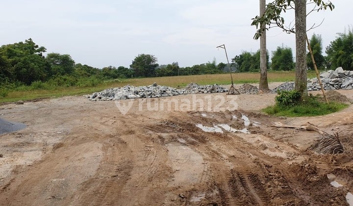 Tanah di pinggir jalan di desa Bugel Tiga Raksa