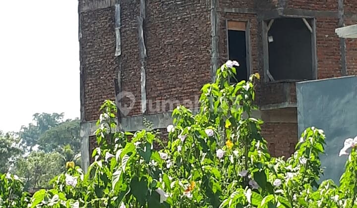 Tanah di tengah kota