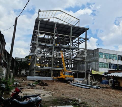 Tanah dan Konstruksi Baja di Pahlawan Revolusi Jaktim